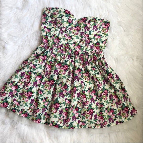 Sans Souci Dresses & Skirts - Strapless Floral Sans Souci Dress!